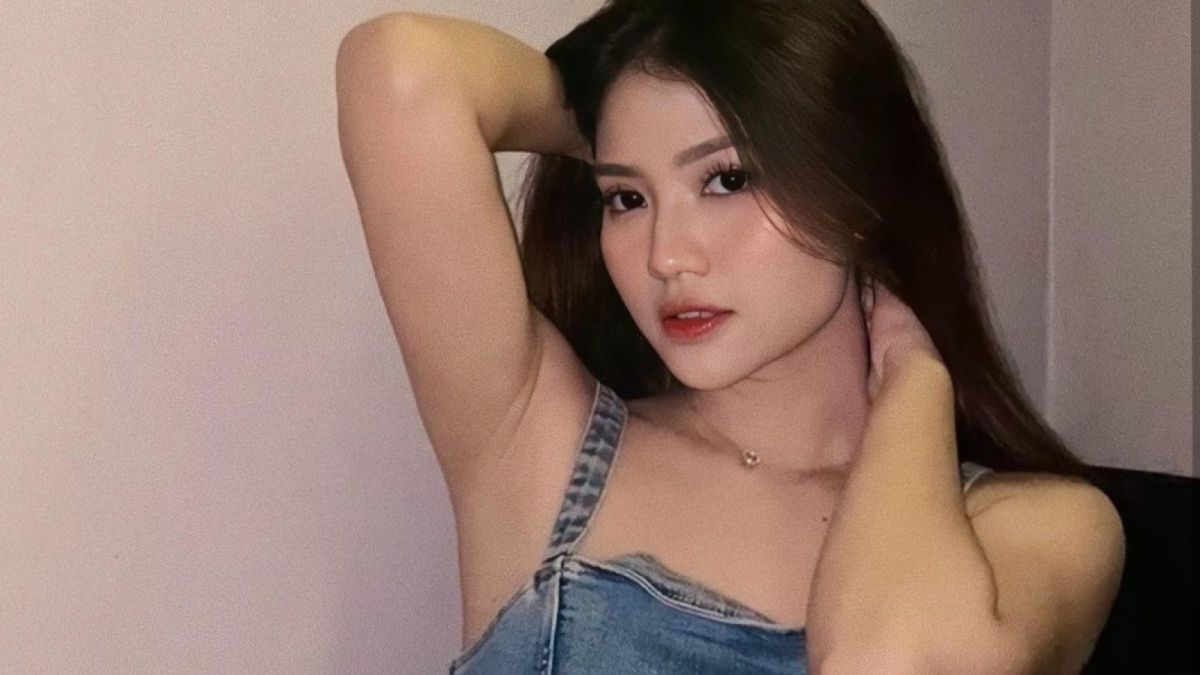 Mirriam pose dengan memperlihatkan ketiaknya [Instagram @mariaeka_]