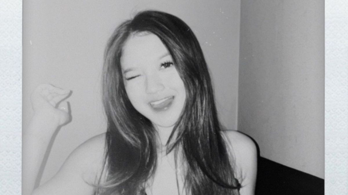 Pose Mirriam Eka [Instagram @mariaeka_]