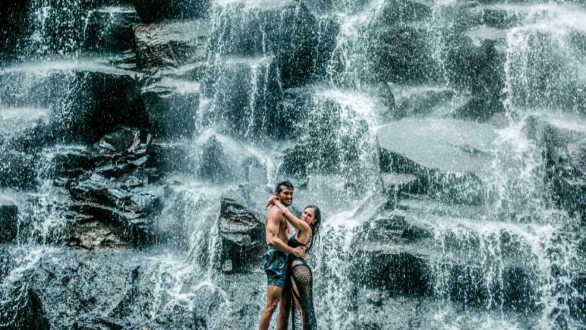 Wulan dan Sabda di air terjun [Instagram]