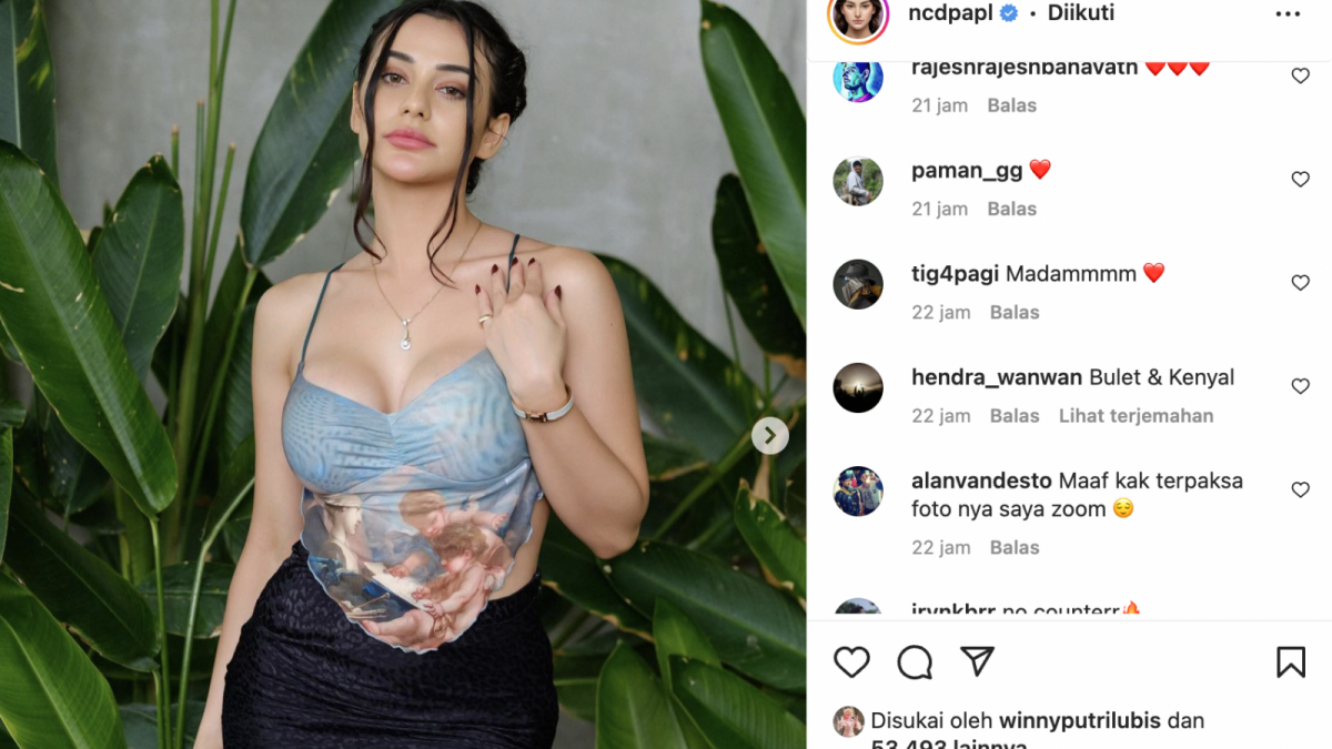 Nora Alexandra mengenakan atasan seksi