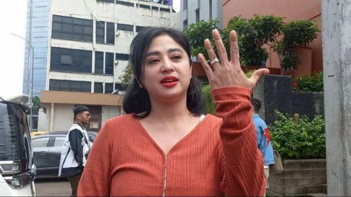 Dewi Perssik pamer cincin [Instagram]