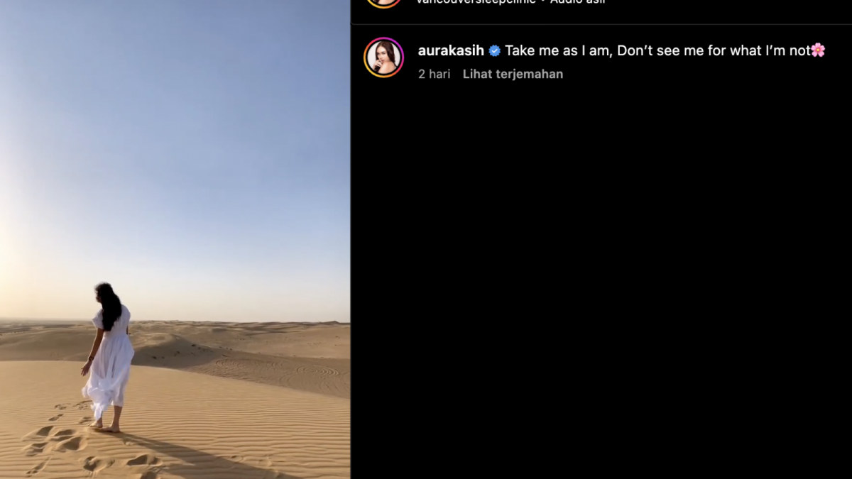 Aura bermain di atas pasir