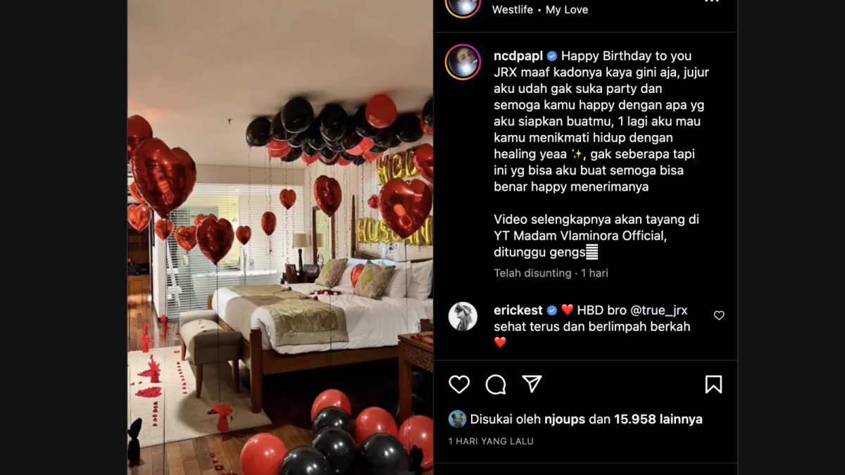 Kamar mandi dengan pembatas tembus pandang