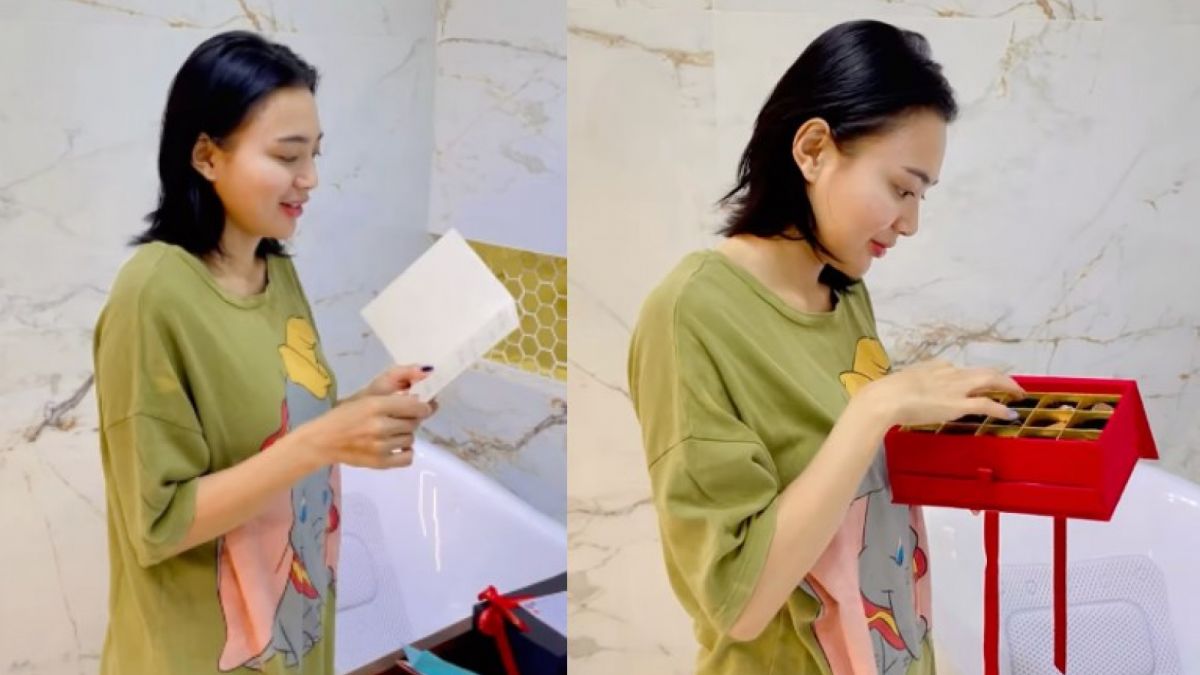 Wika membuka surprise yang diletakkan di atas bathtub
