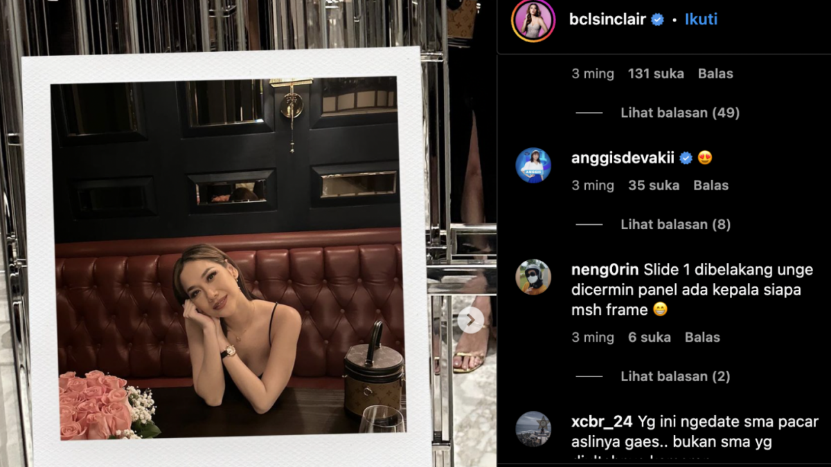 Bayangan di cermin di belakang Unge disorot