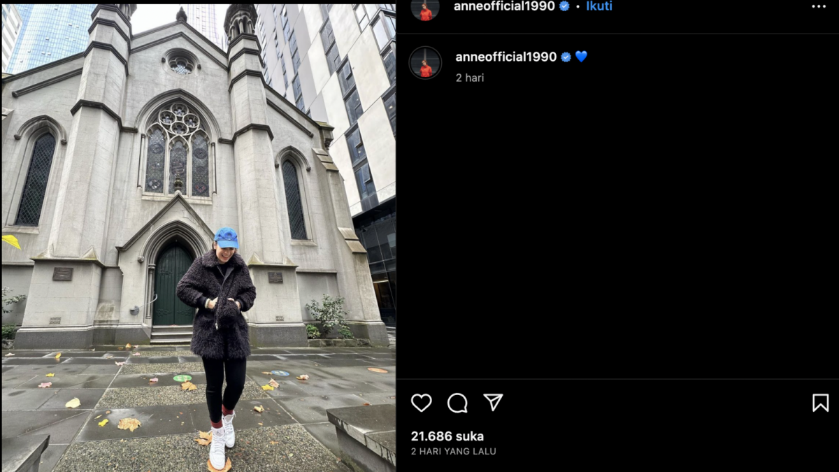 Putri Anne di depan Gereja Welsh Church of Melbourne