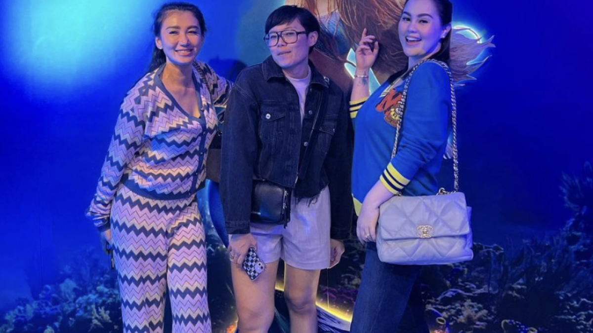 Jennifer bersama rekan-rekannya