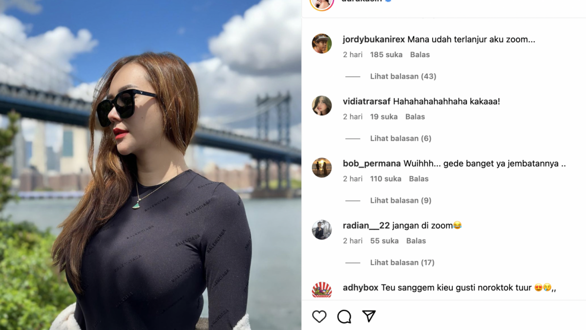 Aura Kasih dengan Balenciaga