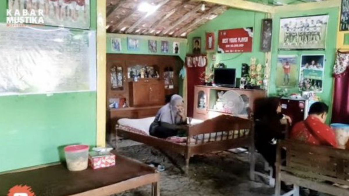 Lantai rumah Pratama Arhan dari tanah [Youtube/ Imam Juna]