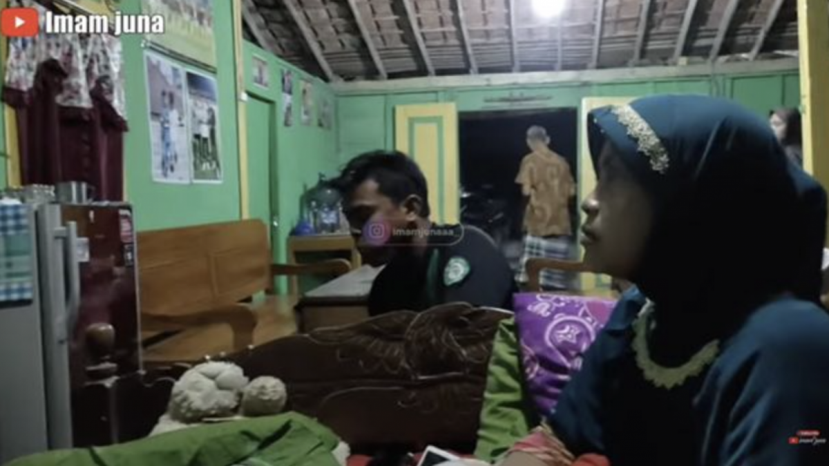 Suasana malam di dalam rumah Pratama Arhan [Youtube/ Imam Juna]
