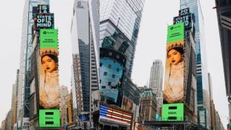 Keren! Wajah Isyana Sarasvati Terpampang di Times Square New York, Ada Apa?