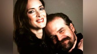 Rahasia di Balik Ciuman Manis Winona Ryder dan David Harbour di Stranger Things Season 4