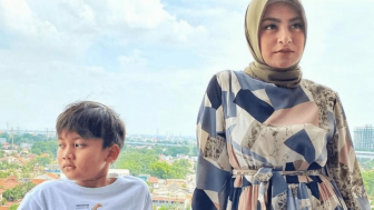 Sambil Nangis, Nathalie Holscher Ungkap Alasan Tak Hapus Foto Ferdi Anak Sule