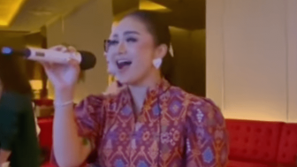 Viral Video Krisdayanti Coba Taklukkan Lagu Keisya Levronka, Begini Jadinya