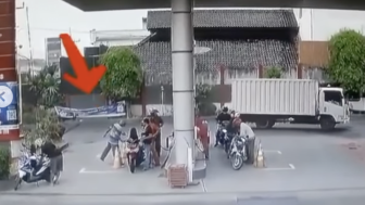 Video Aksi Nekat Lelaki Botak Lempar Korek ke Tangki Motor yang sedang Diisi di SPBU