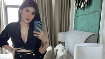 Angela Lee Seksi Pakai Crop Top, Netizen Salfok ke Bekas Cakaran Jari di Atas Ranjang