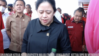 Lempar Kaos dengan Muka Ditekuk, Puan Maharani Sempat Ngomel ke Pengawal