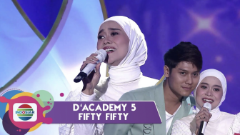 Dewi Perssik Amati Gelagat Ini saat Lesti Kejora Menangis di Tengah-Tengah Lagu