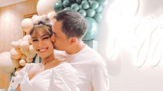Es Batu Mencair Momen Mesra Ayu Dewi saat Nonton Konser Bareng Regi Datau Bikin Netizen Iri