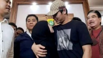 Momen Rizky Billar Usap Air Mata, Sorot Mata Pengacara Lesti Tak Lepas