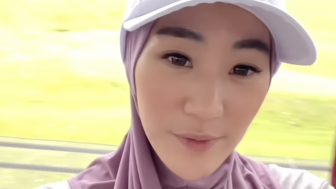 Larissa Chou Pamer Foto Tanpa Hijab, Pundak Putih Mulus Terekspos