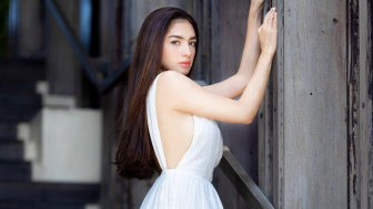Tampil Anggun Pakai Dress Bermotif, Potret Angel Karamoy yang Satu Ini Bikin Netizen Pusing Tujuh Keliling