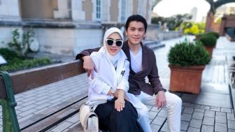 Niat Pamer Kemesraan, Syahrini Malah Dicibir soal Benda yang Melekat di Tubuhnya