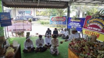 Terjawab! Ini Pengirim Bunga Papan Regi Datau di Opening Toko Denise Chariesta di Bali