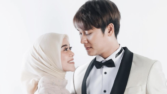 Pamer Kemesraan, Rizky Billar Manfaatkan Bokong Lesti untuk Ini di Atas Sofa