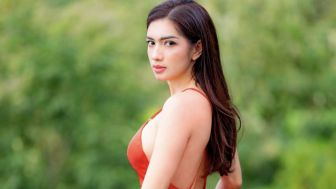 Angel Karamoy Memesona dengan Backless Dress Merah Menyala!