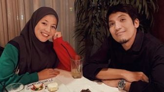 Desta Kelabakan Matikan Video Call dengan Natasha Rizki saat Sang Istri Nyanyikan Lagu 'Setengah Hati'