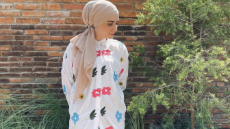 Foto di Depan Gereja, Putri Anne Istri Arya Saloka Lepas Hijab