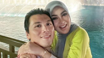 Bukan Syahrini, Reino Barack Duduk dengan Wanita Cantik di GBK, Siapa?