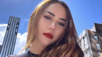 Aura Kasih Pose Cantik dengan Crewneck Balenciaga nan Ketat, Harganya Wow!
