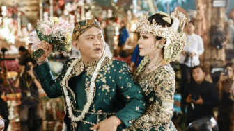 Suvenir Nikah Denny Caknan 20 Ribuan: Sekelas yang Katanya Artis Suvenirnya Cuma Segitu