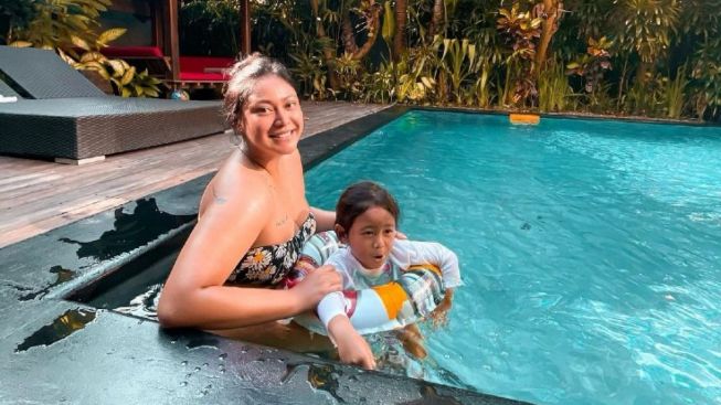 7 Foto Estetik Ayu Anjani Bersama Lexi dan Andrew di Tempat Wisata Tanah Air