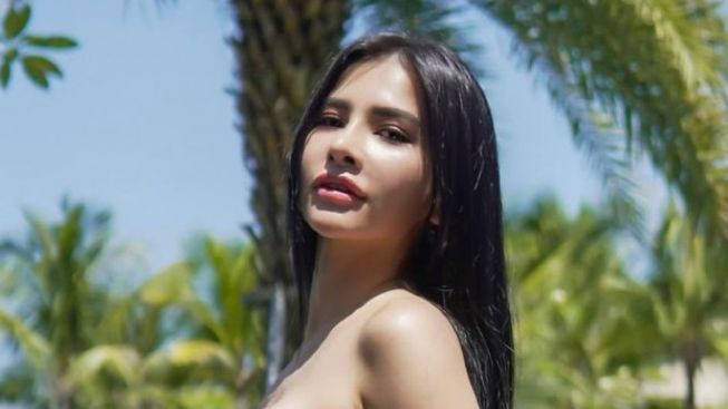 Foto-Foto Langka Maria Vania Kenakan Crop Top Tanpa Tali, Seksi Abis!