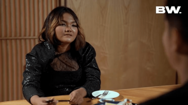 Beda Sikap Kurma dan Jeje Slebew Ketika Dikerumuni Fans Minta Foto