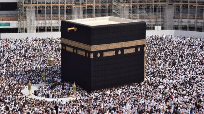 Viral Perempuan Pakai Ihram Lelaki Depan Kabah, Begini Reaksi Jemaah di Sekitarnya