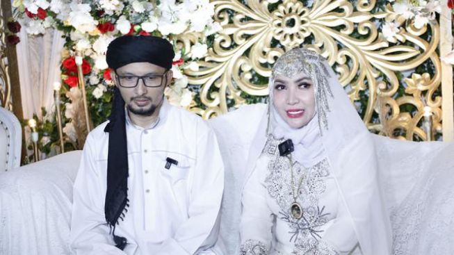 Roro Fitria Sebut Suami Pernah Seks Lawan Dua Orang Sekaligus Sampai Cakar-cakaran