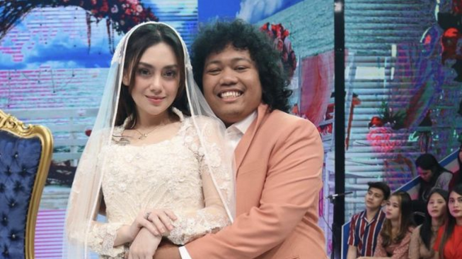 Celine Evangelista Kepergok Habis Solat, Gus Miftah Tuntun Syahadat?