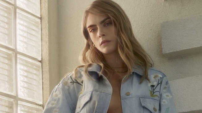 Wow! Yoga Tanpa Busana, Cara Delevingne Pamer Bodi Polos Sambil Hand Stand