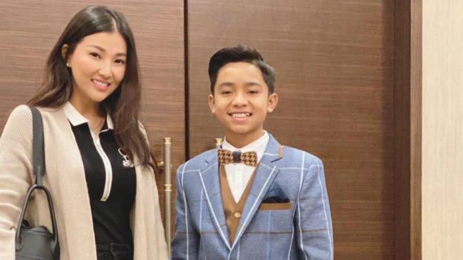Betrand Peto dan Sarwendah Kompak Joget Bareng, Outfitnya Bikin Netizen Salfok