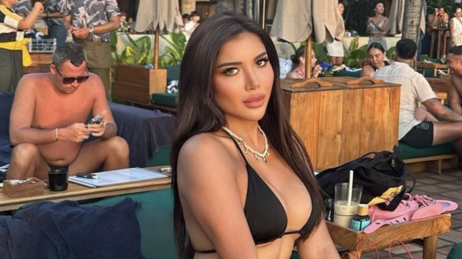Pose Bersimpuh Hanya dengan Bikini Mini, Millen Cyrus Bikin Netizen Insecure