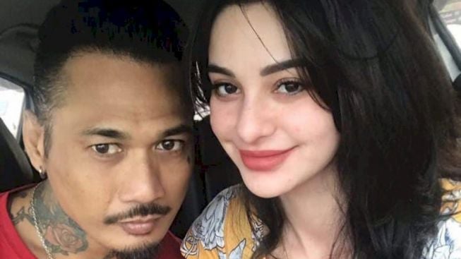 Dapat Kecupan Mesra dari Sang Suami, Nora Alexandra Akui Ada Perjanjian Rahasia dengan Jerinx