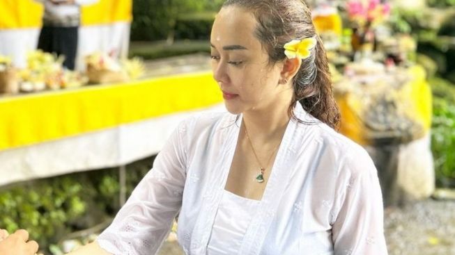 Lakukan Ritual Melukat di Bali, Aura Kasih Disebut Hanya Ikuti Tren