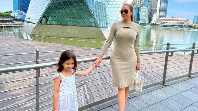 Top! Arabella Anak Aura Kasih Hafal Doa Mau Makan dan Al-Fatihah di Usianya yang Masih Belia