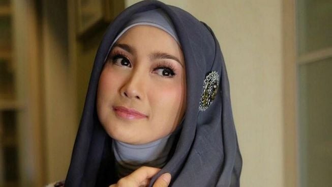 Foto dengan Wajah Sendu, Postingan Desy Ratnasari Justru Bikin Ngakak