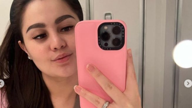 Jangan Ditiru! Jennifer Dunn Nekat Selfie di Dalam Toilet Pesawat