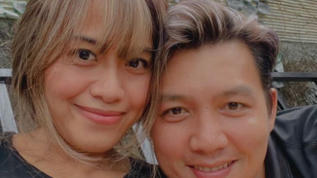 Dirly Idol Pamer Bahagia dengan Istri Baru: Tolong Dong Biayai Anaknya dengan Mbak Celine Evangelista